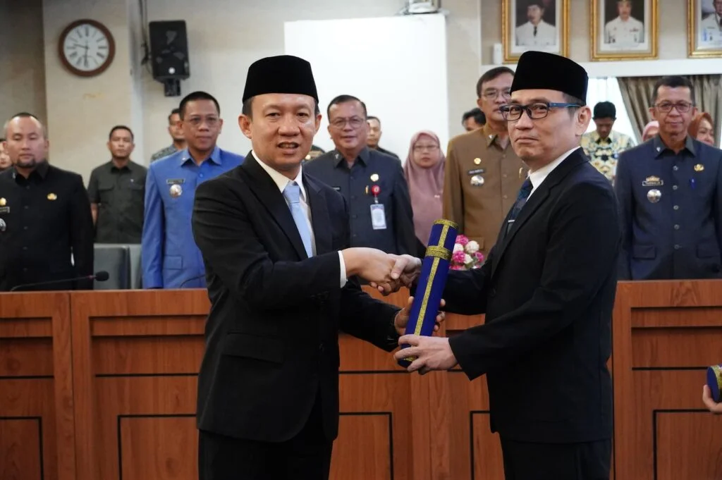 Sekda Lampung Lantik Dua Pejabat Eselon II untuk Penyegaran Birokrasi
